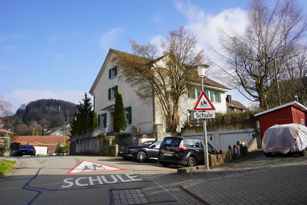 Der Kindergarten an der Burggasse von aussen, inkl. Schulschild.